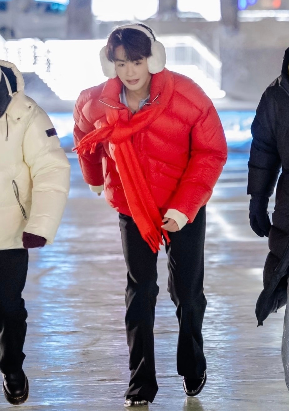 王赫野东北福娃 王赫野马年春晚气氛组担当无疑了，这东北福娃造型谁看了能不爱呀，红