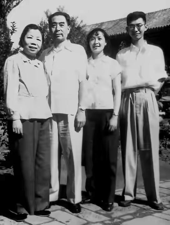 50年了，提起周总理，我还记得上课背诵的和平共处五项原则，却忘了他也是写“吻你万