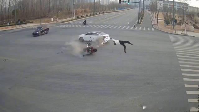 一些摩托车手红绿灯起步为什么拉那么高的速度？
坐标上海，我觉得10个人其中有8个