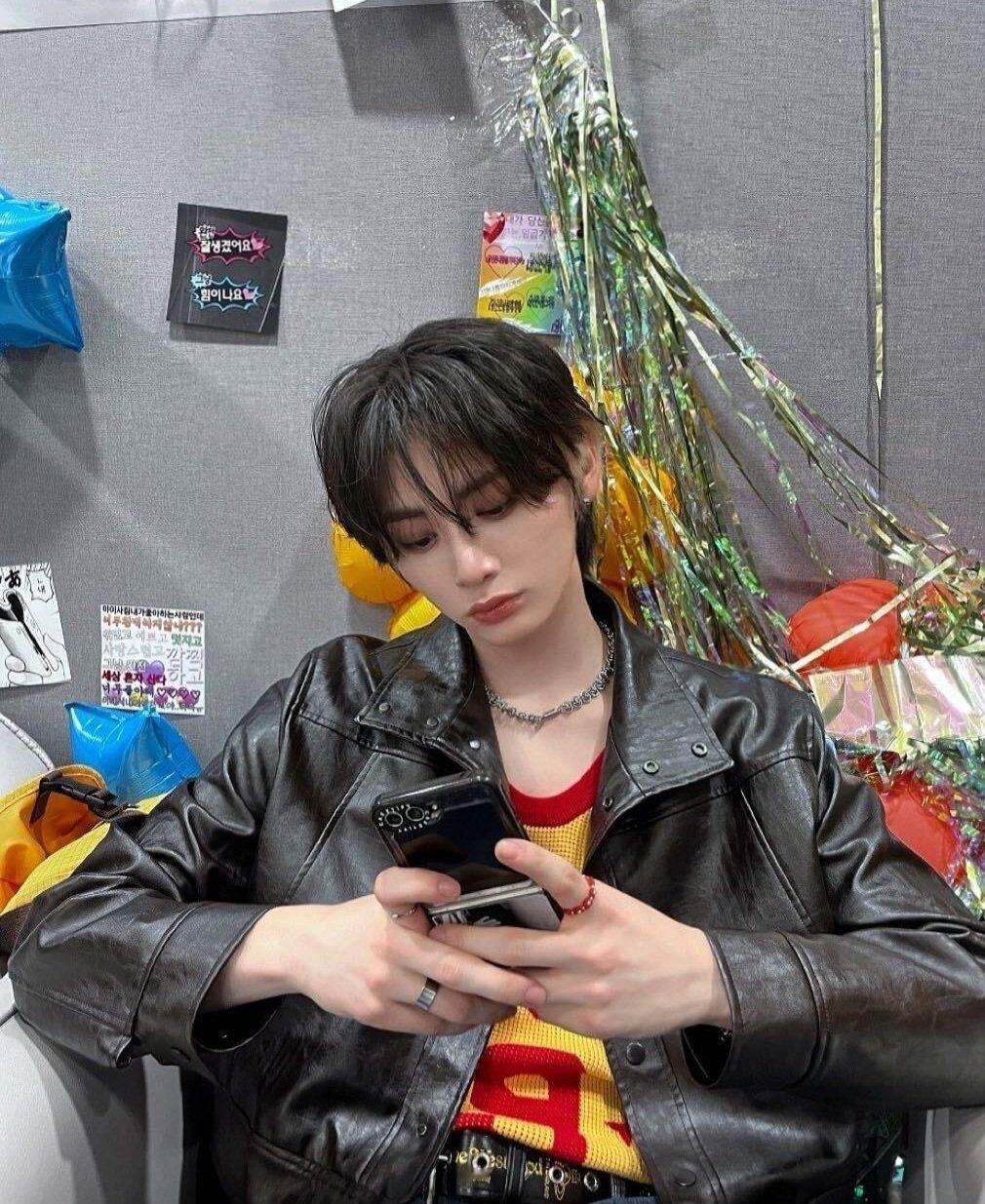 做父母的不上心放任孩子玩了一个暑假手机到现在还不肯放下手机！ ​​​