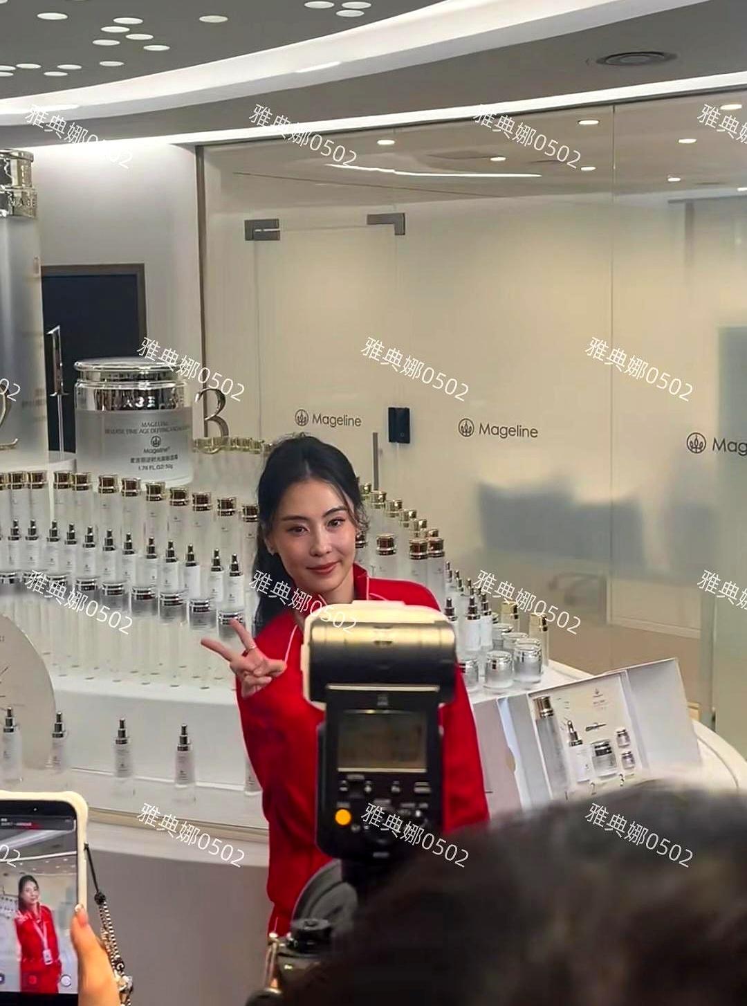 岁月面前，顶级骨相展现出了残酷的特权。
 
武汉线下活动，45岁的张柏芝穿红色立