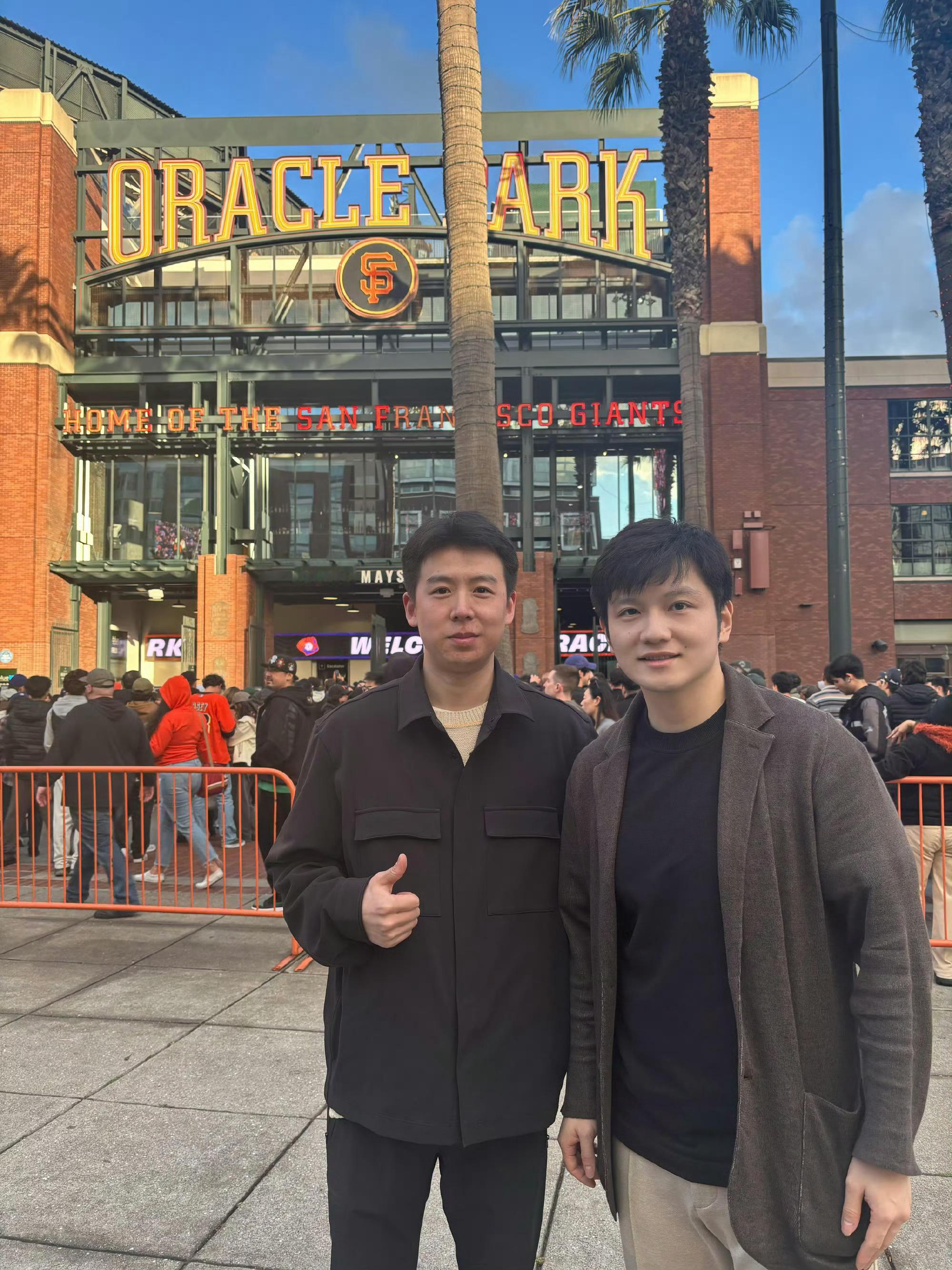 樊振东旅行合影从赛场交锋到并肩看世界，樊振东与波尔的十年友谊，在日内瓦湖畔的旅行