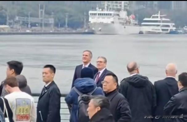 英国首相斯塔默游览上海看黄浦江景后，直言中国比英国超前多了。

这可太真实了。就