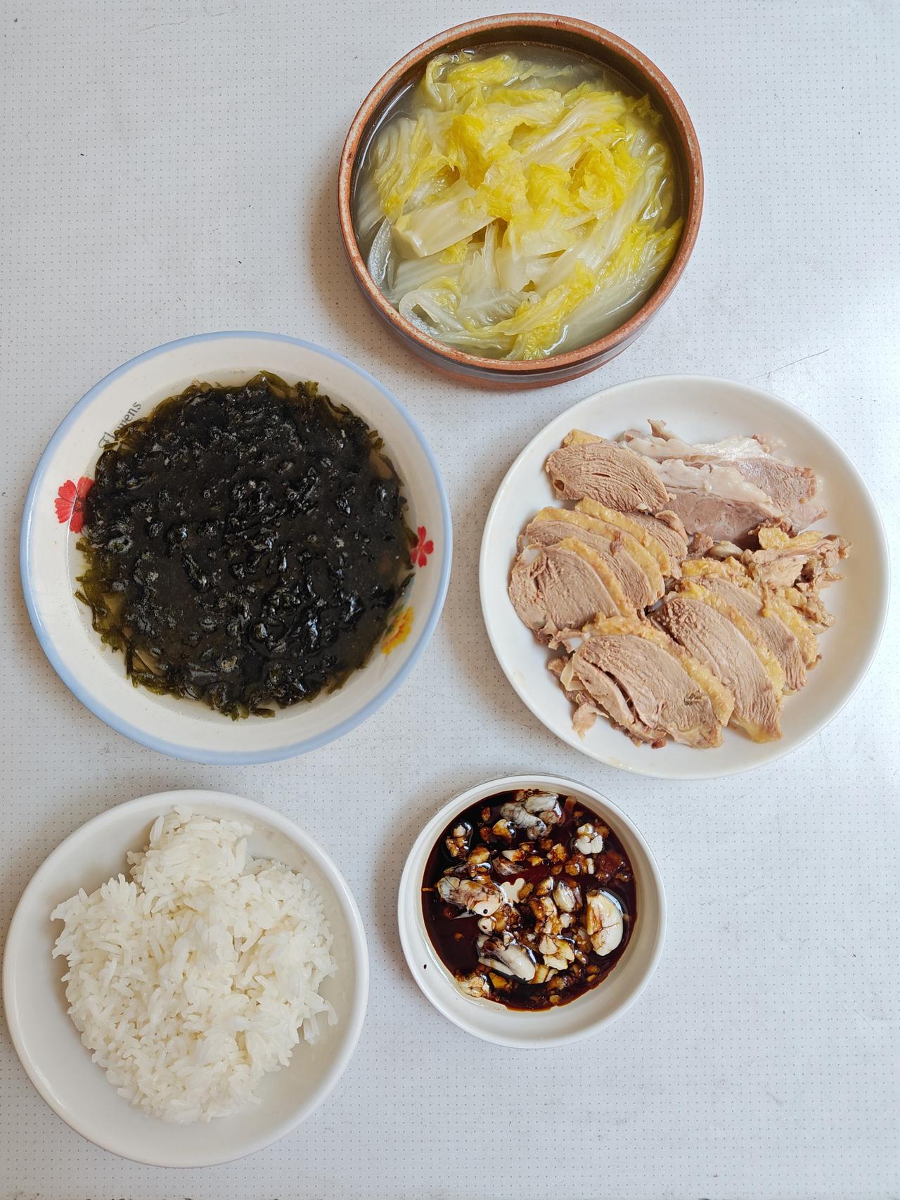 午饭，白切鸭胸肉6，紫菜鸭汤1，上汤煮娃娃菜1，米饭0.5。