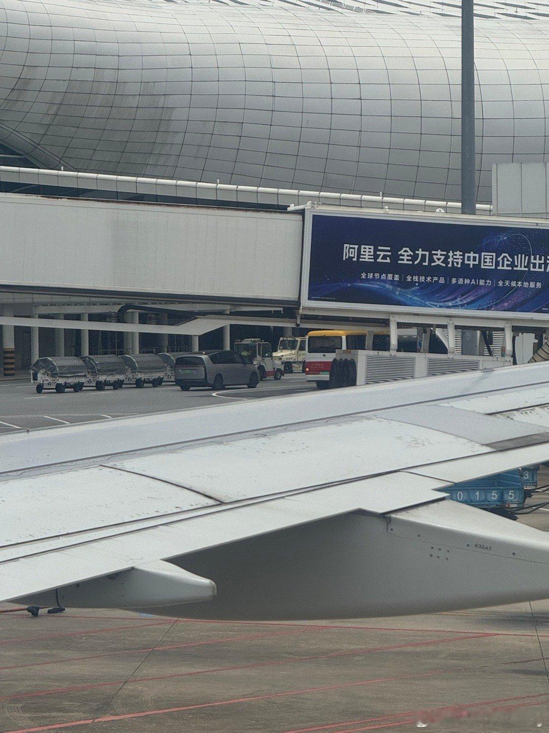 真羡慕！深圳机场别人有MEGA接！理想汽车理想MEGA ​​​