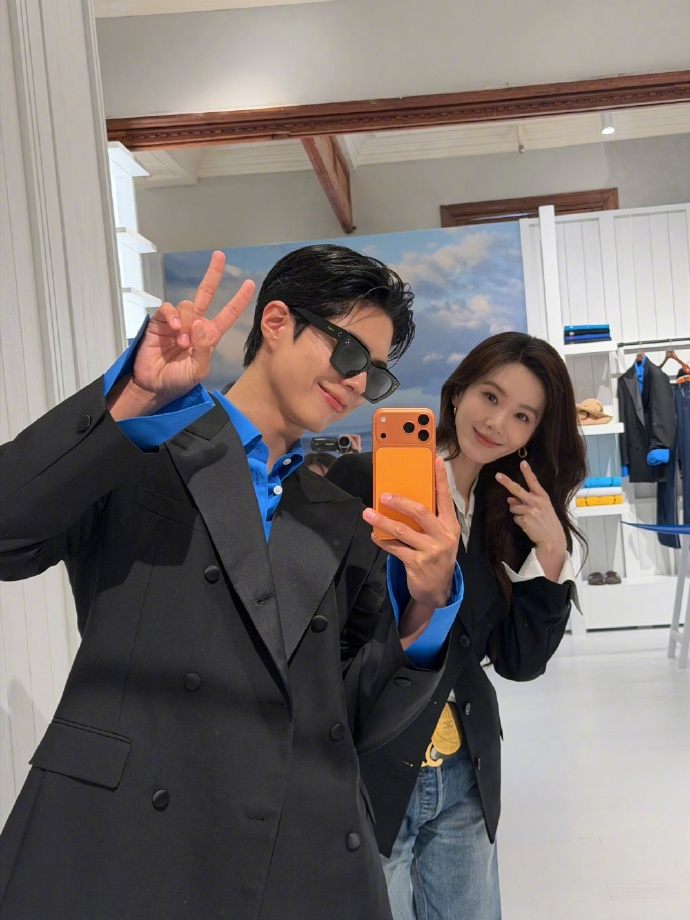 朴宝剑晒与刘诗诗合照朴宝剑刘诗诗王安宇孙千合照 好可爱的大家~ 