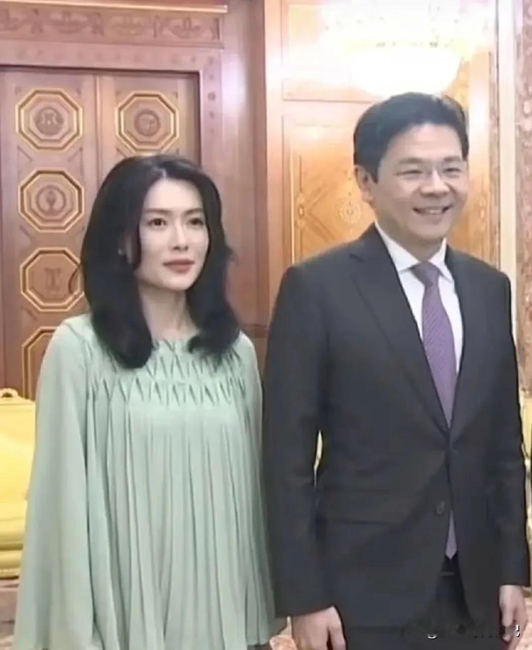 新加坡现任总理黄循财，戴着一副无框眼镜，举止自然潇洒，风度翩翩，除此之外，他特别