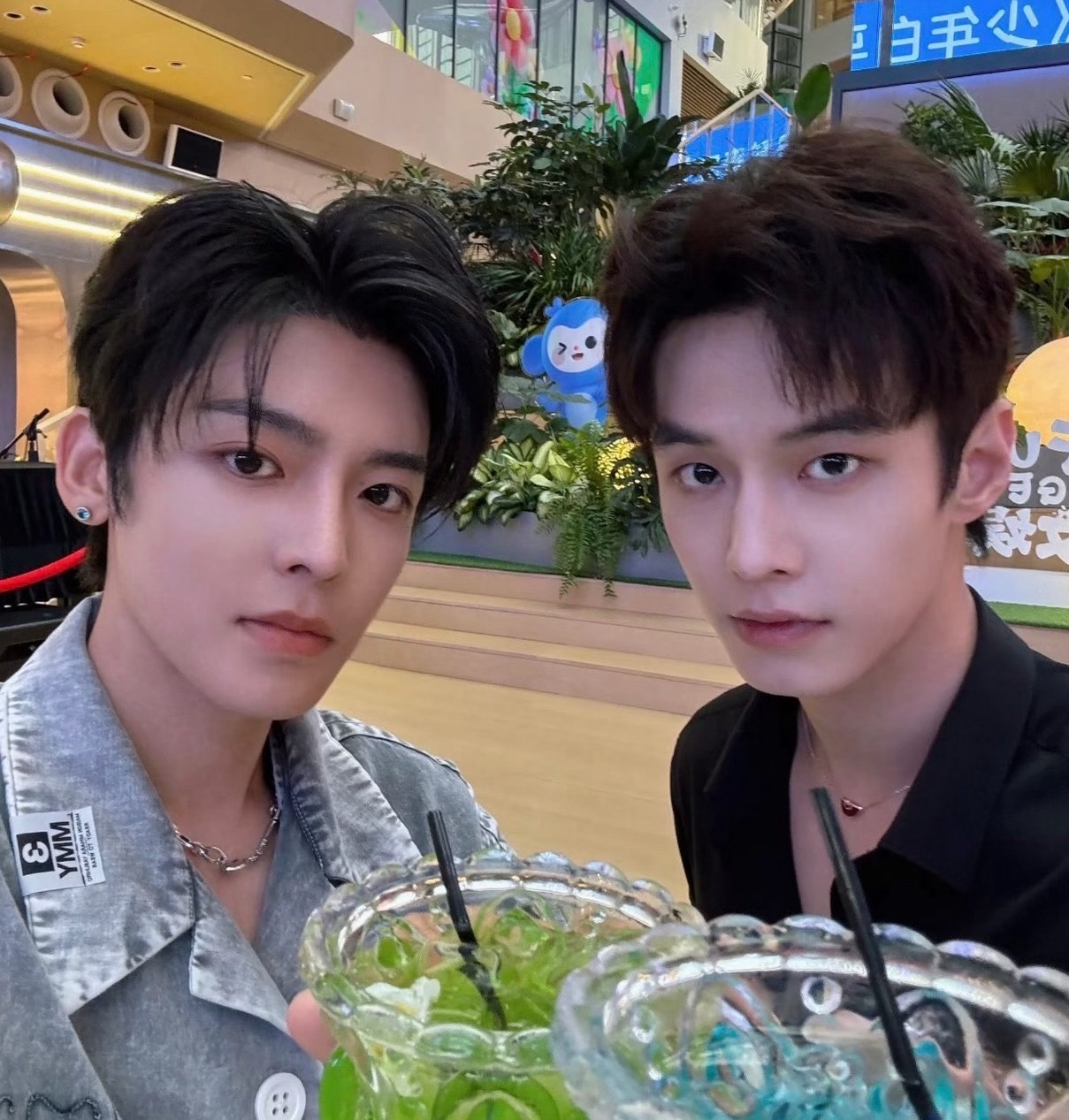 何与拒了神仙肉后，找上了侯明昊，这么喜欢这款长相吗，所以侯是何与的代餐吗神仙肉