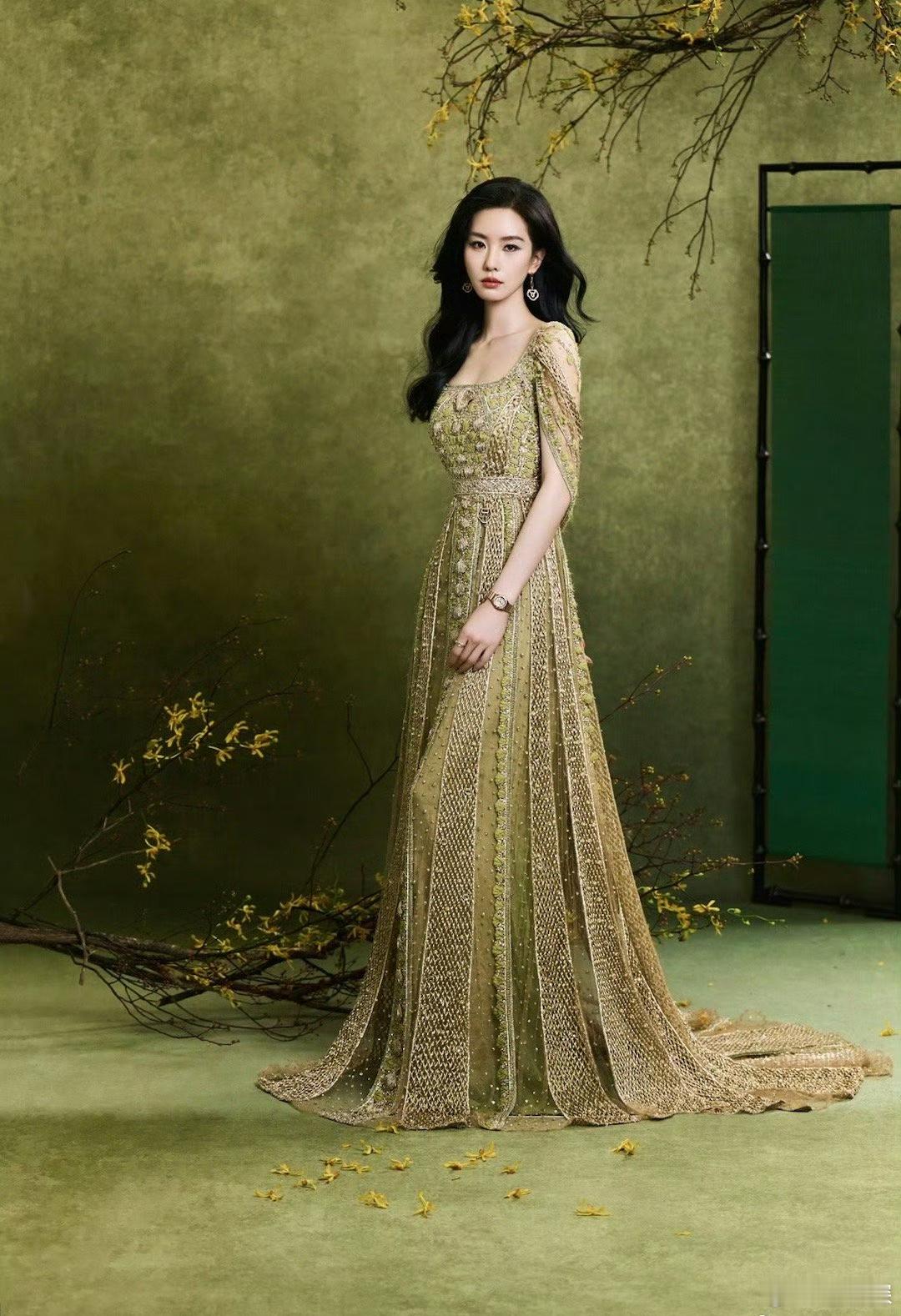 刘诗诗竹绿高定 太美太美了 这套真的让人眼前一亮 特别好看啊！！造型师加鸡腿[馋