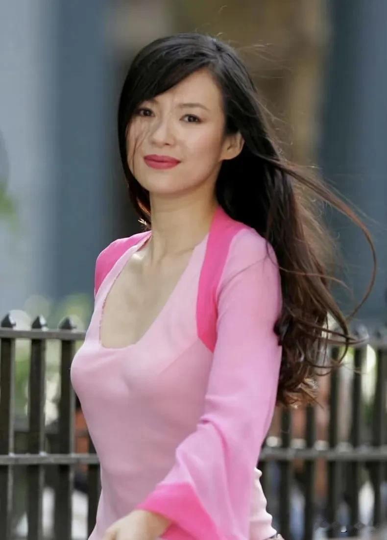 章子怡当初及时转换赛道的这个做法，实在是太明智了，因为当一个发觉自己就算日夜苦练