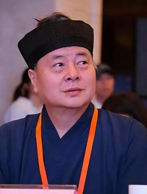 这两天，张高澄道长突然火了。

刷到不少他分享观点的视频，说话不紧不慢，条理清晰