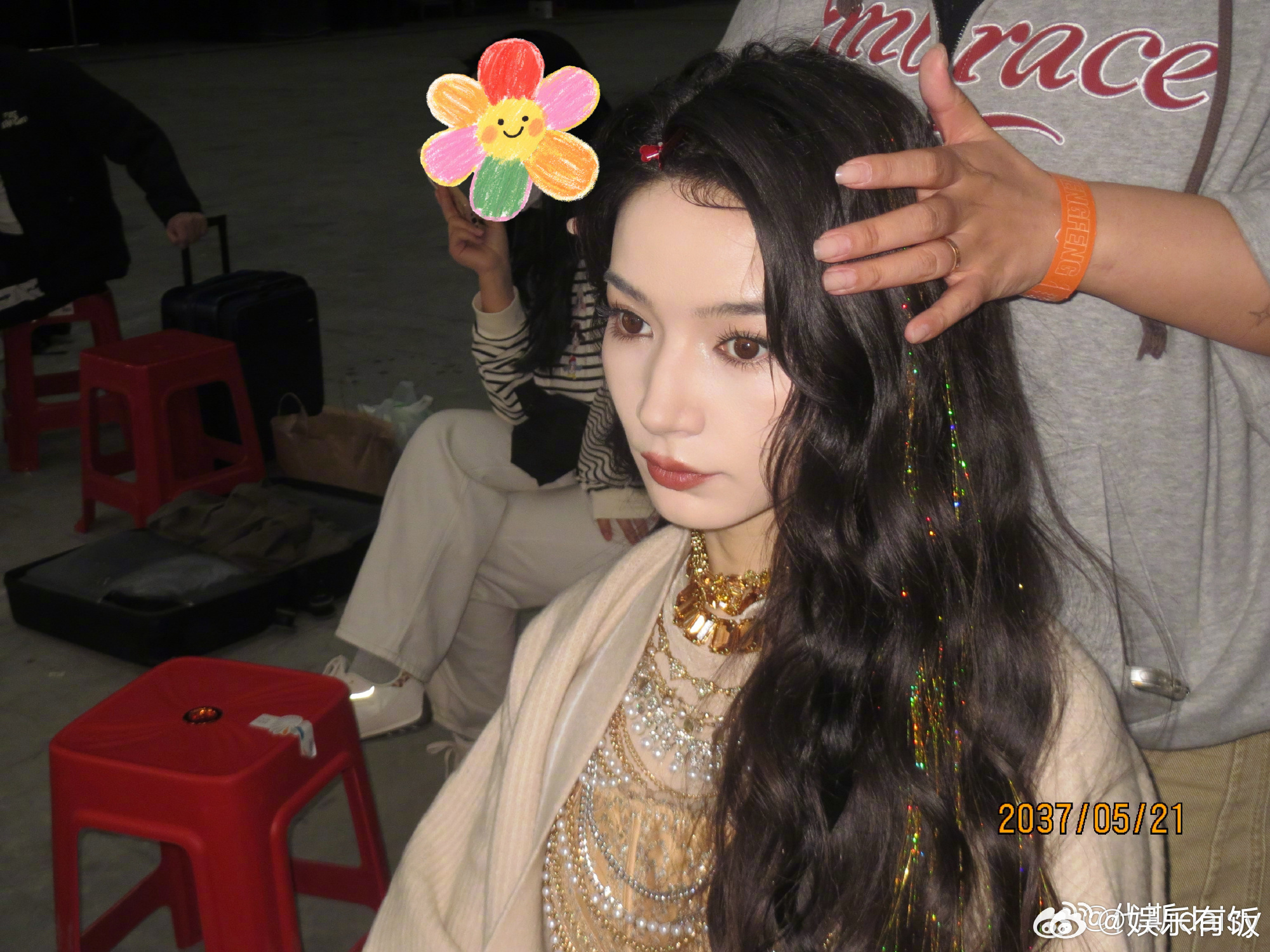 代斯晒与何宣林维妮娜合影 代斯晒与何宣林维妮娜的后台合影，画面瞬间拿捏氛围感！三