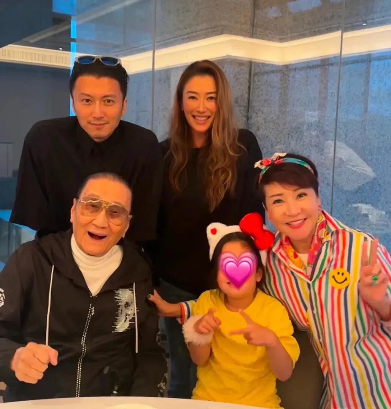 谢霆锋45岁生日选择陪父母！昔日摇滚少年变身暖心孝子！
还记得舞台上那个狂放不羁