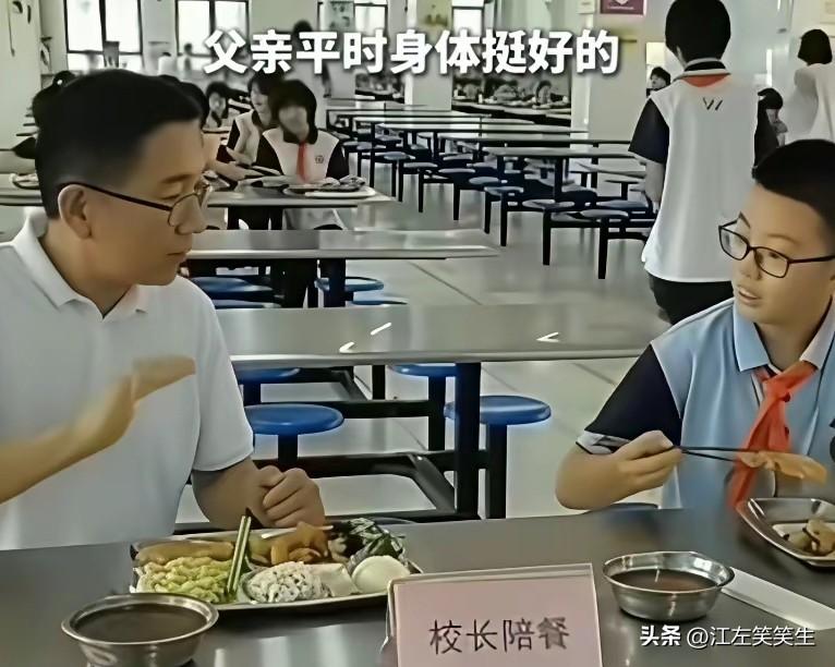 当年因为和学生一起吃饭被抢鸡排的校长因病去世，年仅53岁，得知这个消息当初这个抢