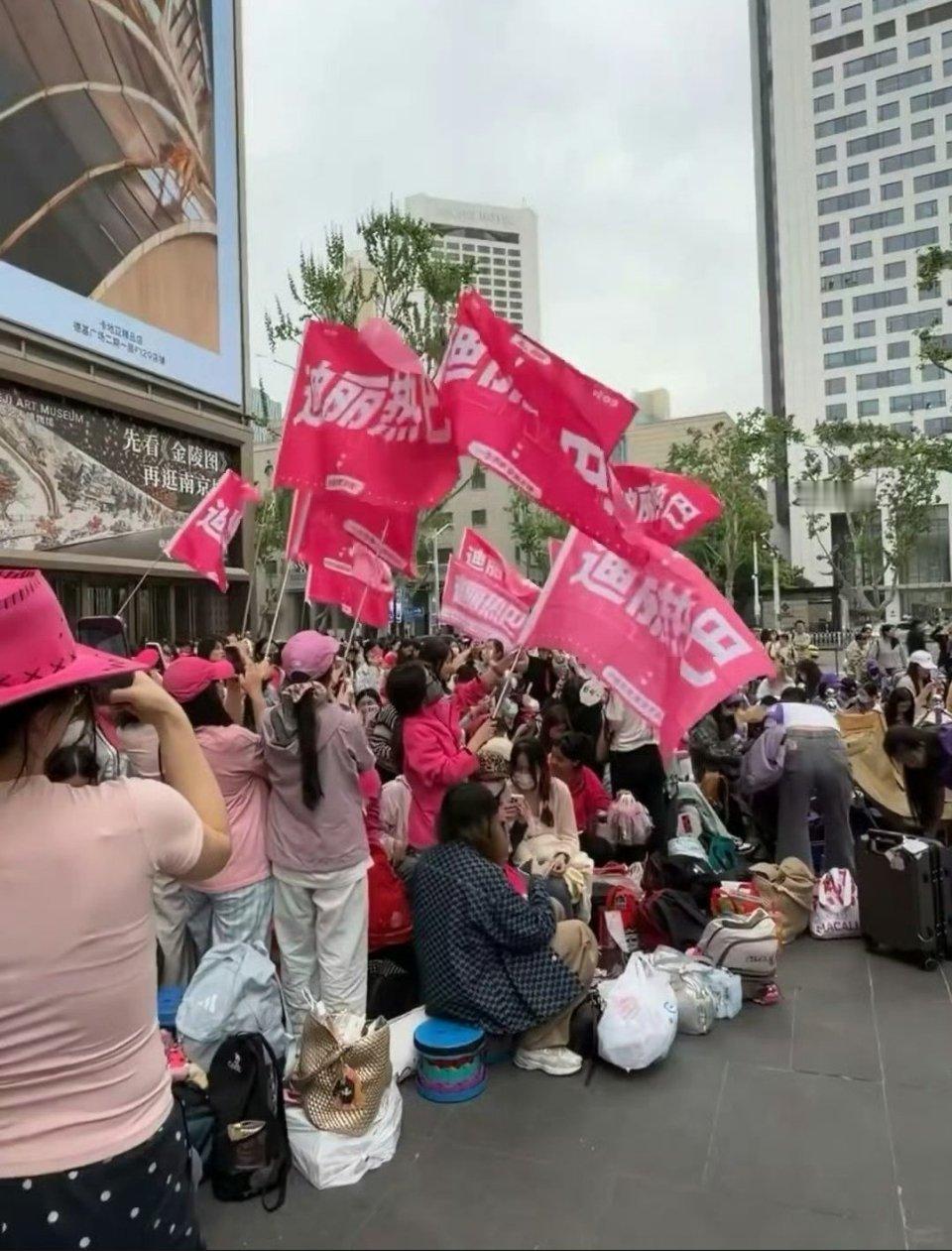 迪丽热巴南京迪奥线下活动，热巴还没到已经去了好多粉丝在等，线下人气好高！