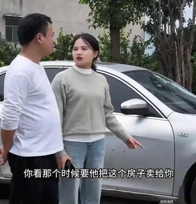 夫妻俩站在村口的轿车旁叹气，媳妇指着隔壁闲置多年的两层小楼，满心无奈跟丈夫诉苦。