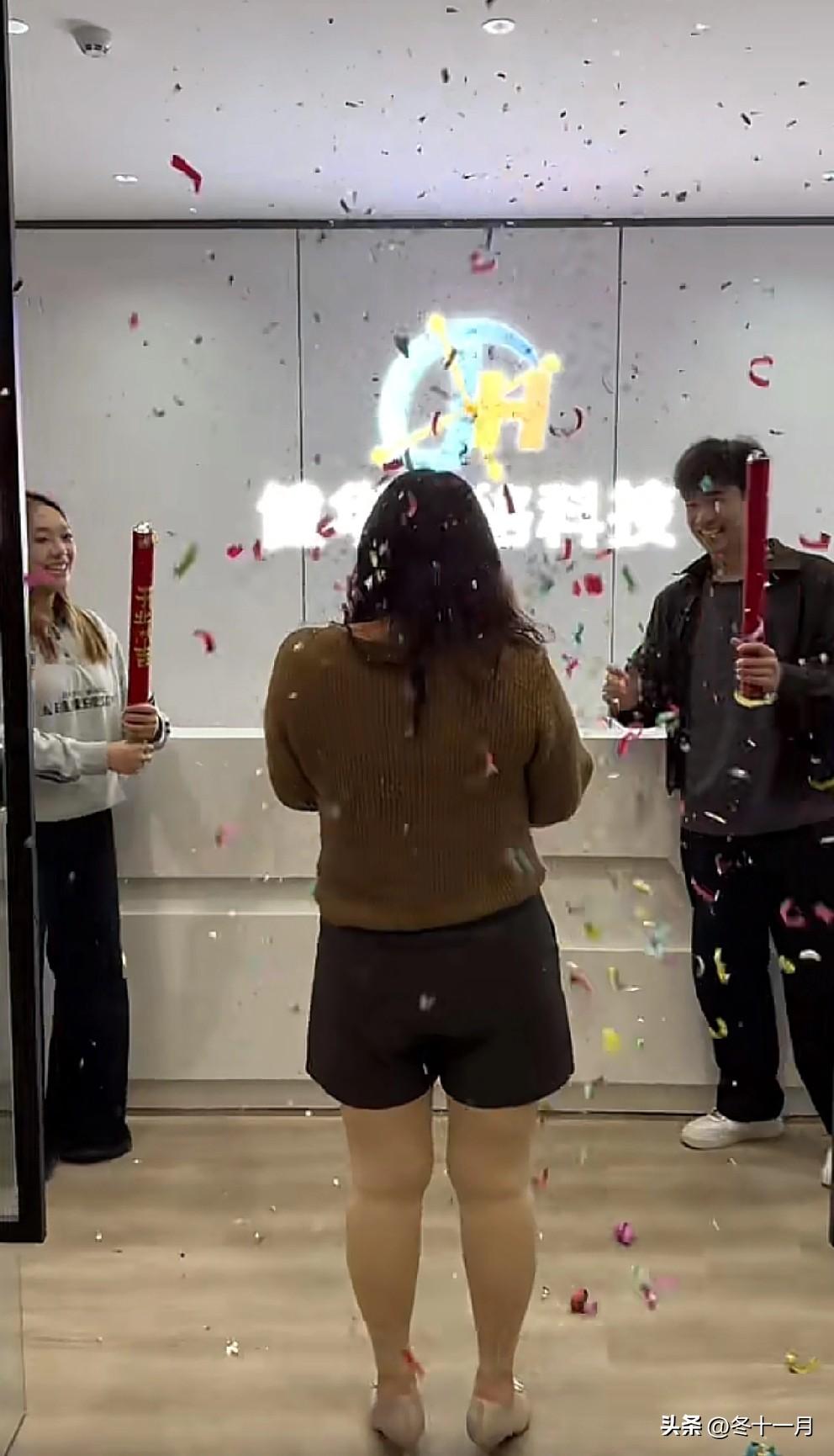 许建华公司年后开工，出现了两个新面孔。网友说，一个女孩子是前台，一个男孩子是做视