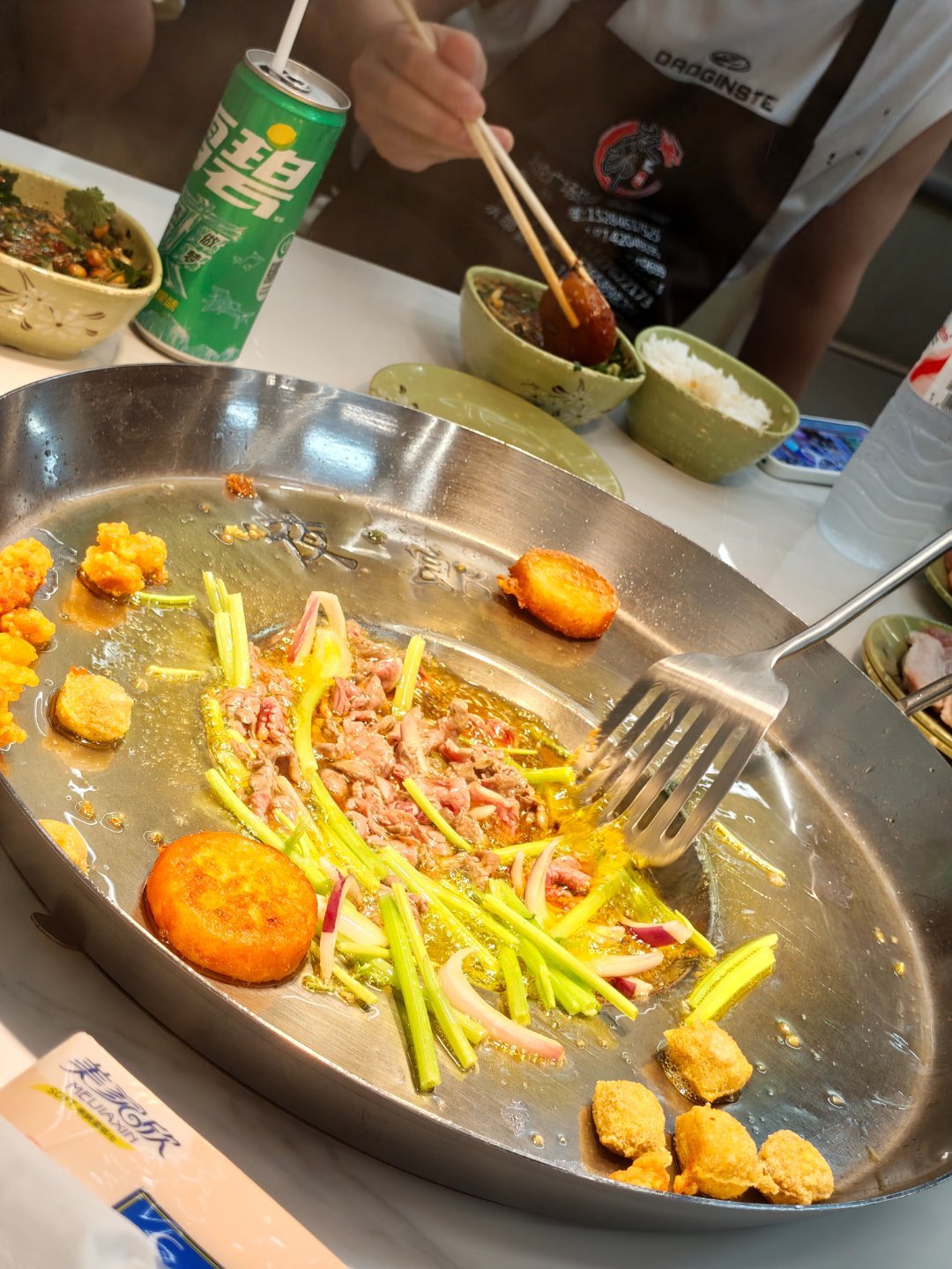 本来以为今天要饿肚子了 拼豆店老板带我们出来吃了烙锅 老板夫开车带我们真的感动死