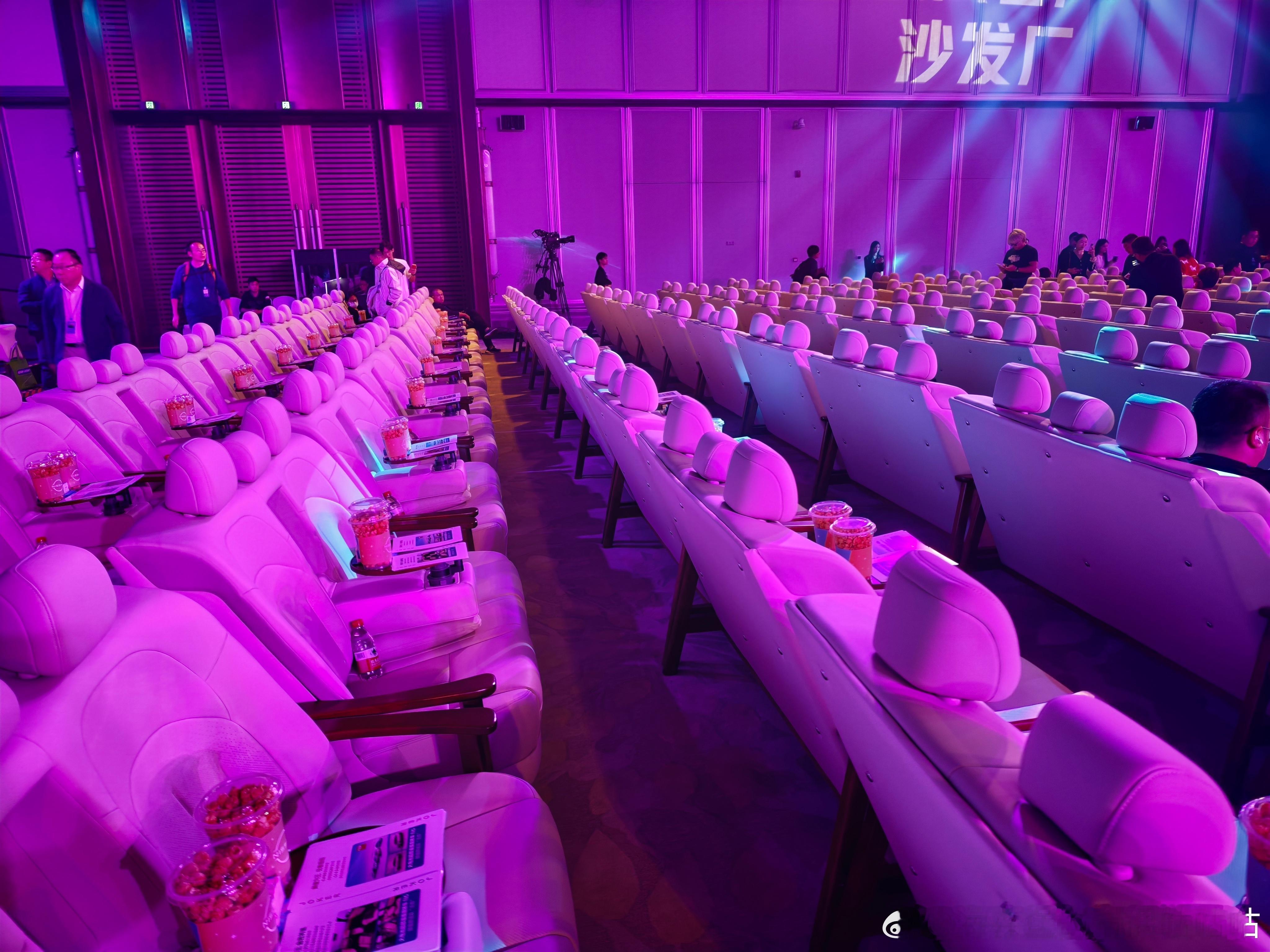 东风日产沙发厂发布会的座椅是他们N6上的大沙发，观看体验最好的发布会 
