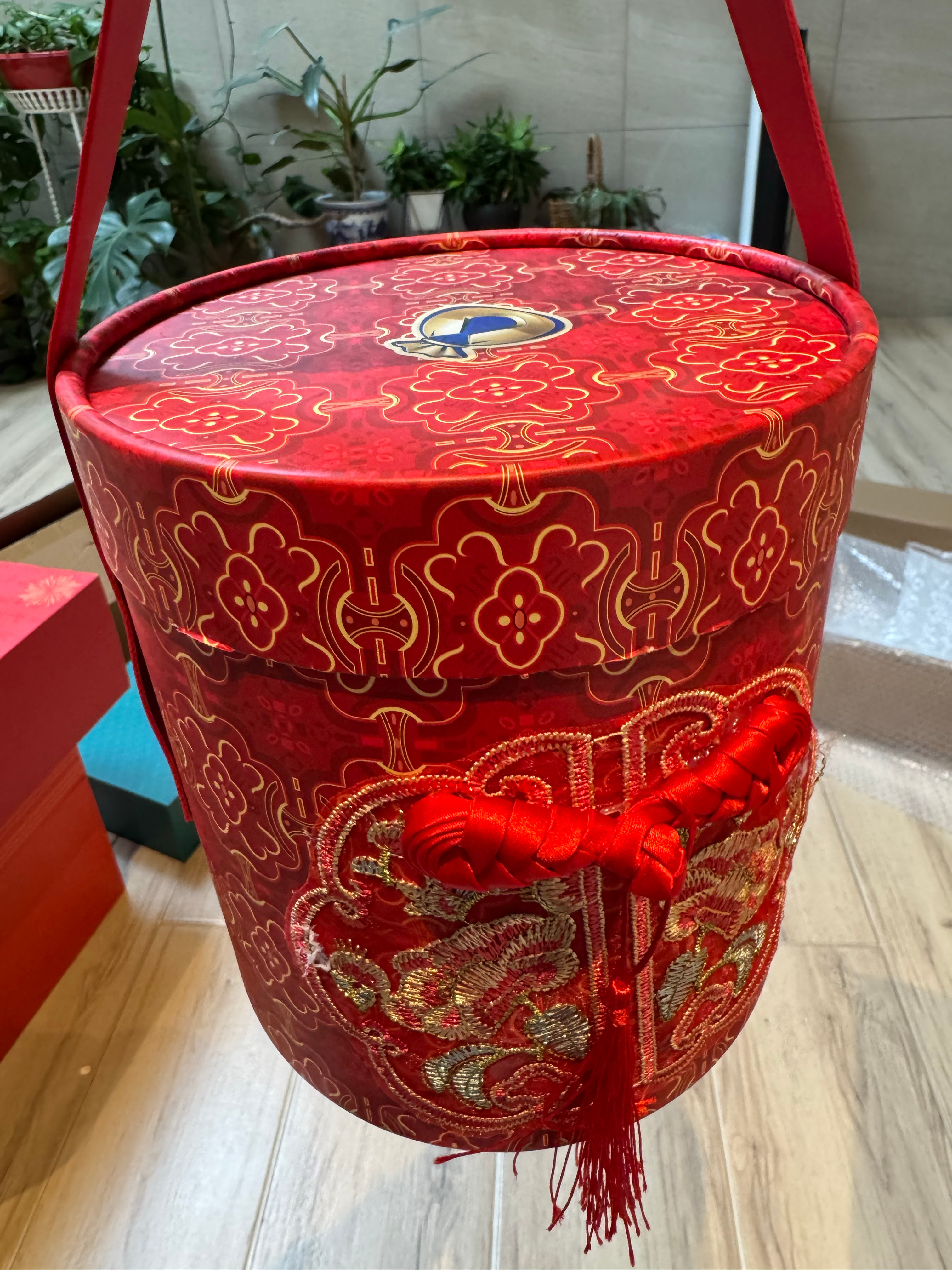 腾势这个礼盒挺有意思的，是我前两天中了李慧总的抽奖，评论区抽一位铁粉朋友，把这份