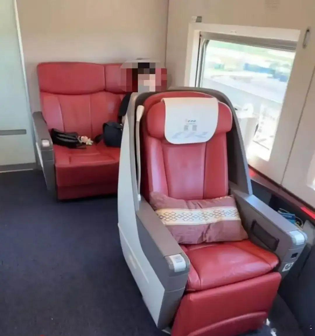 12306客服回应高铁低人一等座 哪个大聪明开发的。 