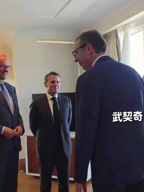 来了一趟中国，尤其是拿到了“友谊勋章”后，回到欧洲的武契奇明显待遇不同了。

熟