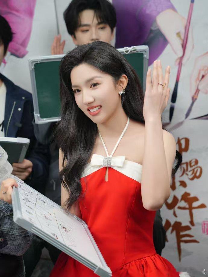 苏晓彤线下美成这样了 救命啊！苏晓彤线下卷发红唇太迷人，白色漏肩针织衫尽显风情，