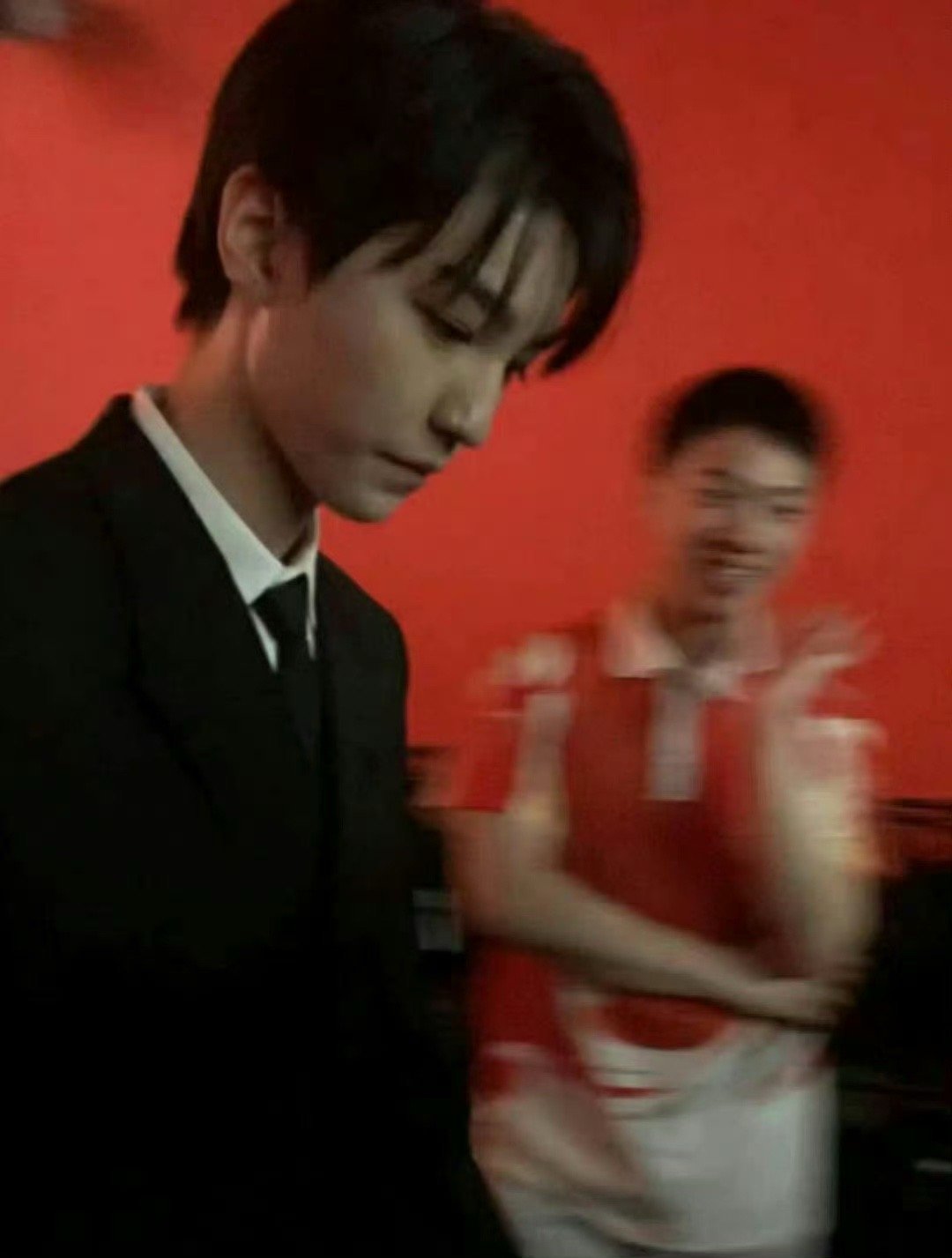 #王俊凯[超话]# 三年前今日人群中的西装凯帅得好锋利！#丁程鑫不敢向王俊凯泼水