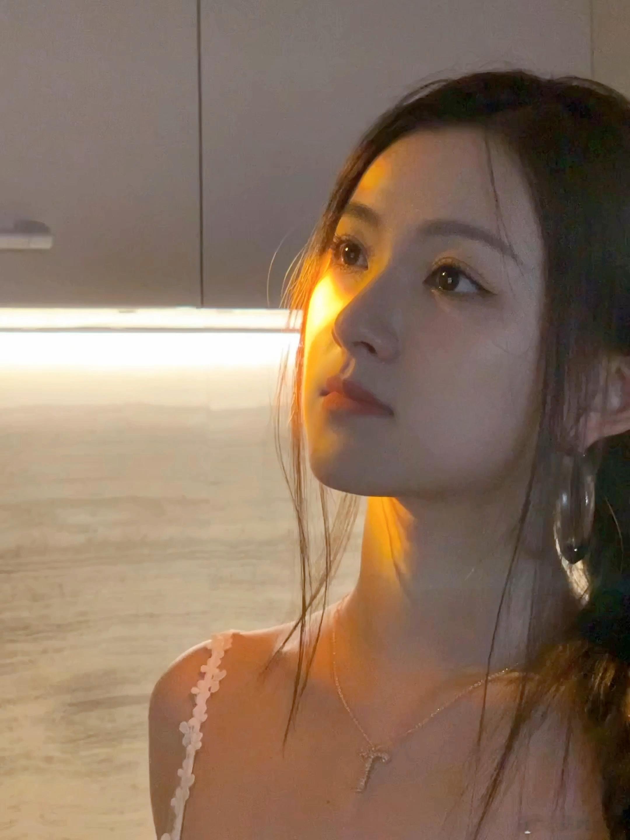 #王奕婷写真拍出电影感#王奕婷的写真仿佛是从电影里走出来的场景，充满了神秘与浪漫