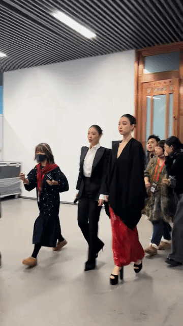 倪妮太刻意，高叶倒是自然大方，倪妮应该特别喜欢鹤立鸡群的感觉，高叶虽然矮了一截，