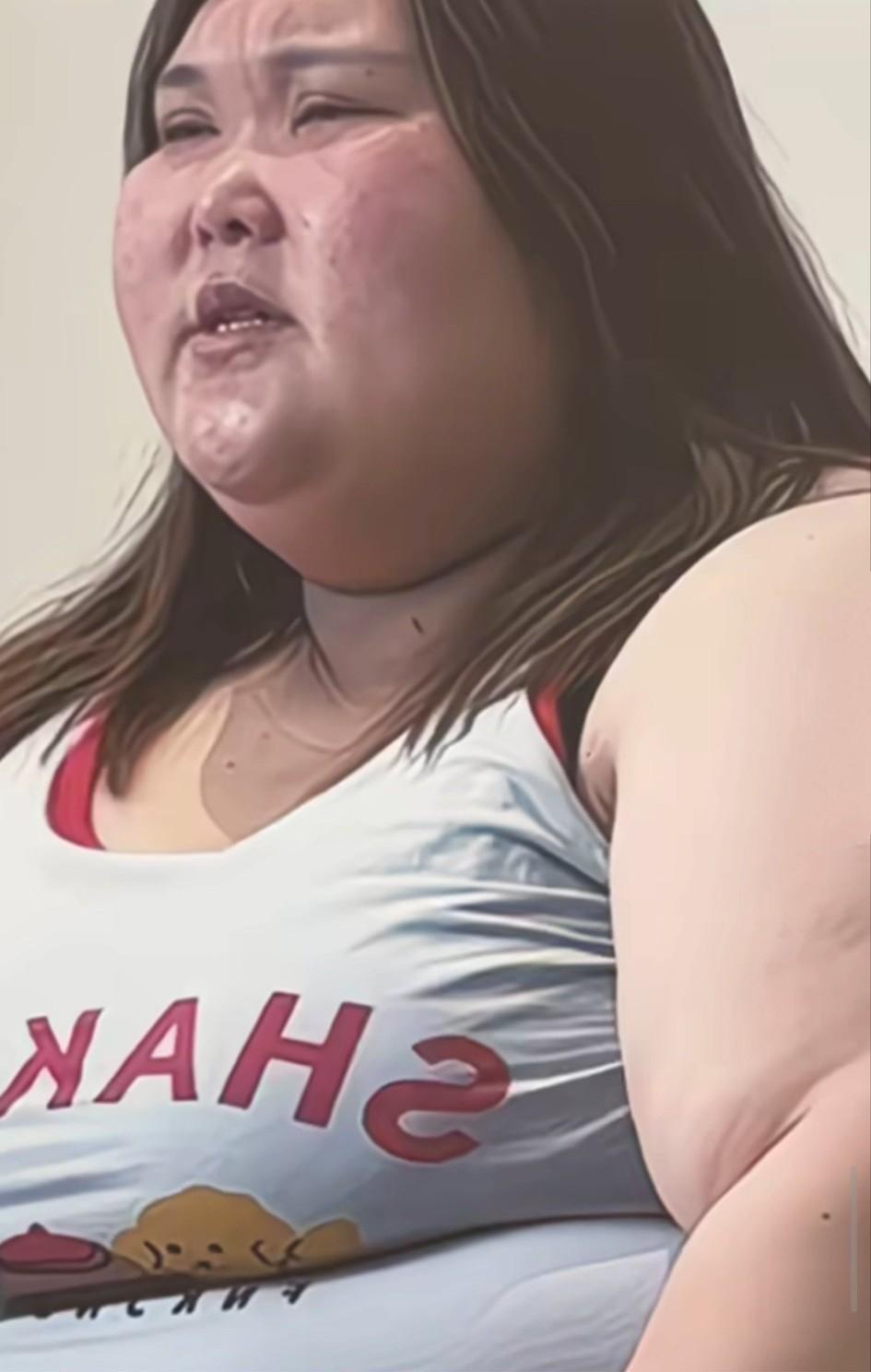 来自河南新乡的426斤胖妹一年减重179斤，全因她遇到了一个好婆婆。

由于身体
