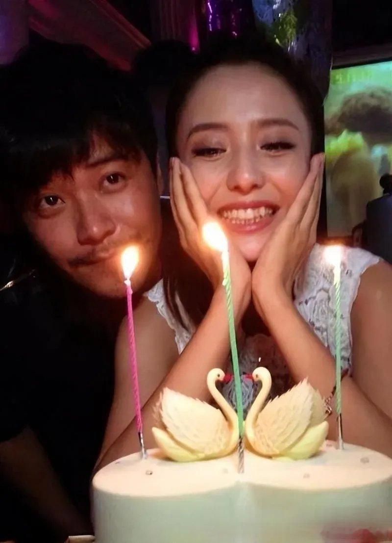陈思诚带儿子为佟丽娅庆生8月8日零点，陈思诚准时晒照为佟丽娅庆生，画面中佟丽娅牵
