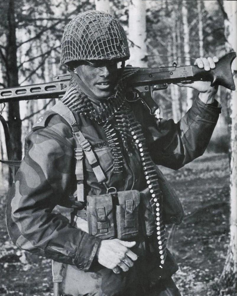 1984 年，一名挪威士兵和他的 MG 3 通用机枪。