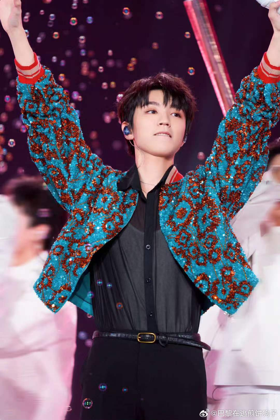 小凯这送考人当得，还没开始直播呢，路透就先火了。粉丝们估计早就蹲守在各个平台了吧