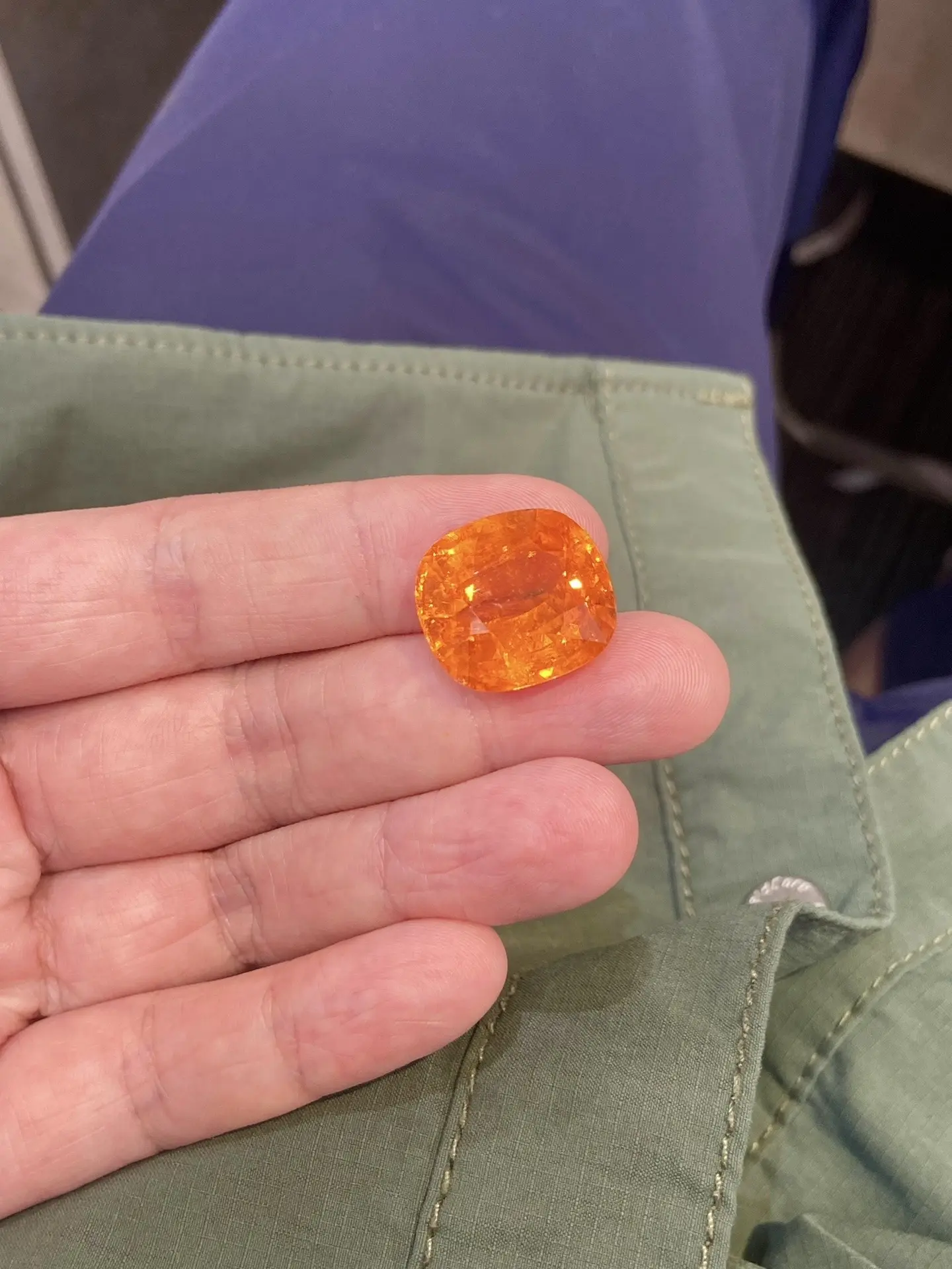 30克拉以上的芬达石，谈的很艰难，最后还是拿下了几颗，明艳的汽水色不发...