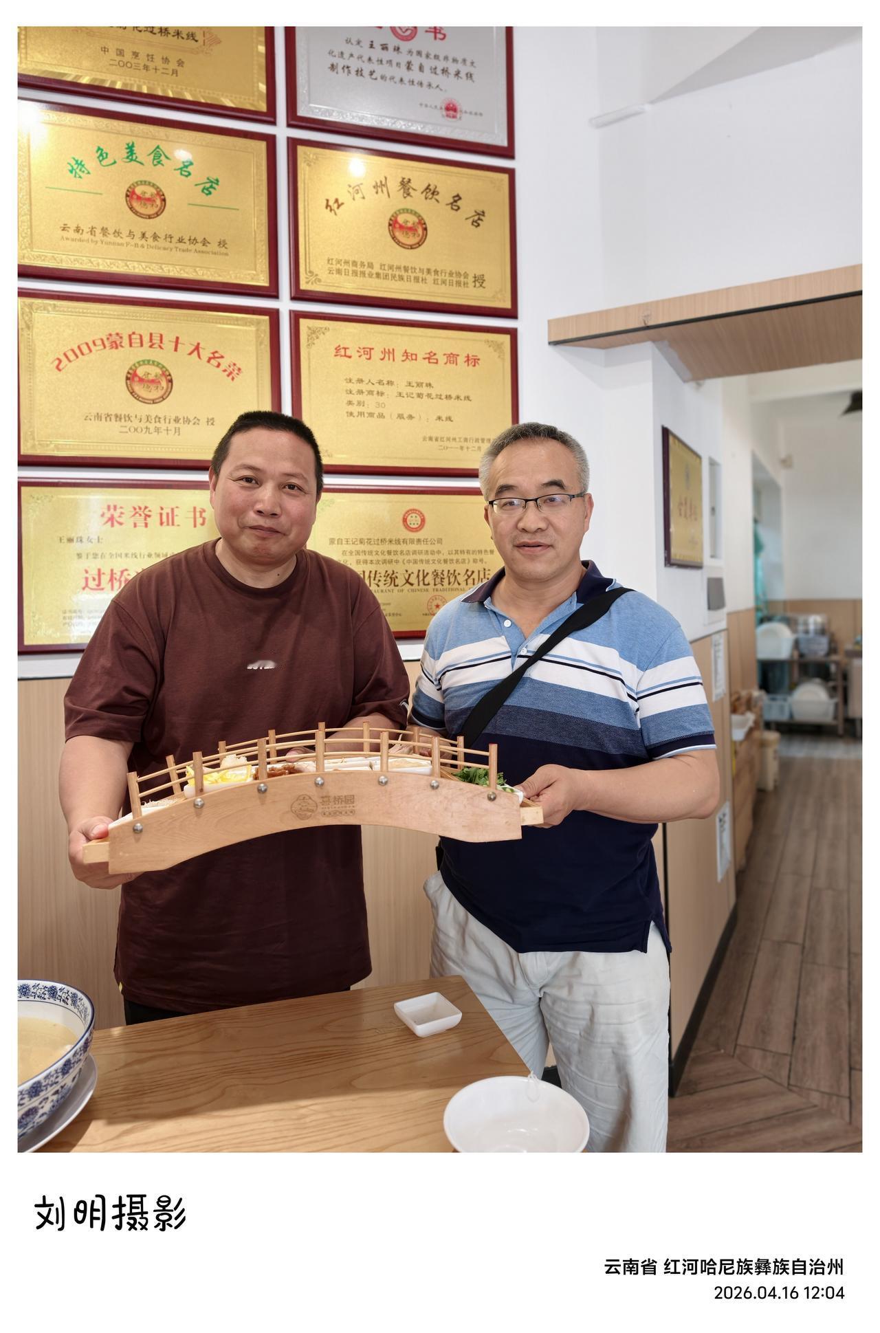 夜宿云南建水县城。今天上午，我们从弥勒出发，原计划准备去建水的。中午时分，索性绕