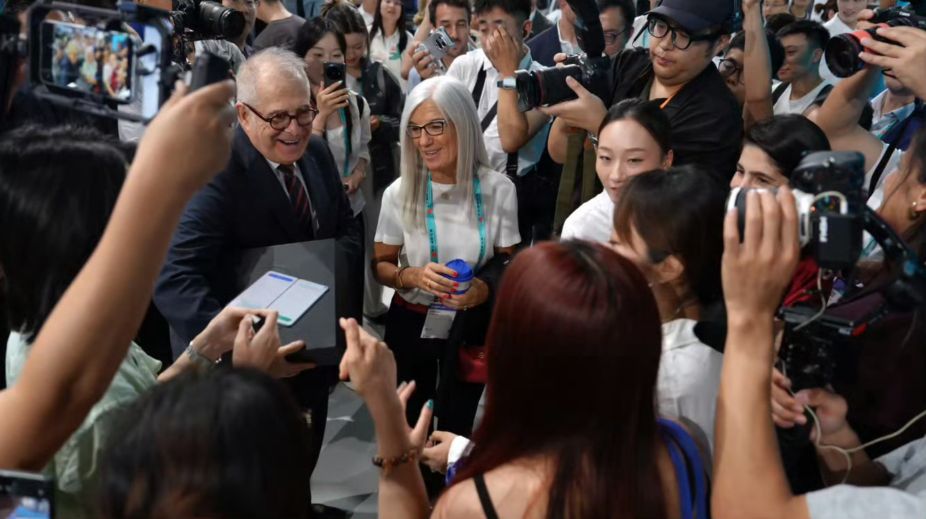 国产折叠屏让老外集体真香老外又被东方神秘力量震惊了。MWC上，vivo X Fo