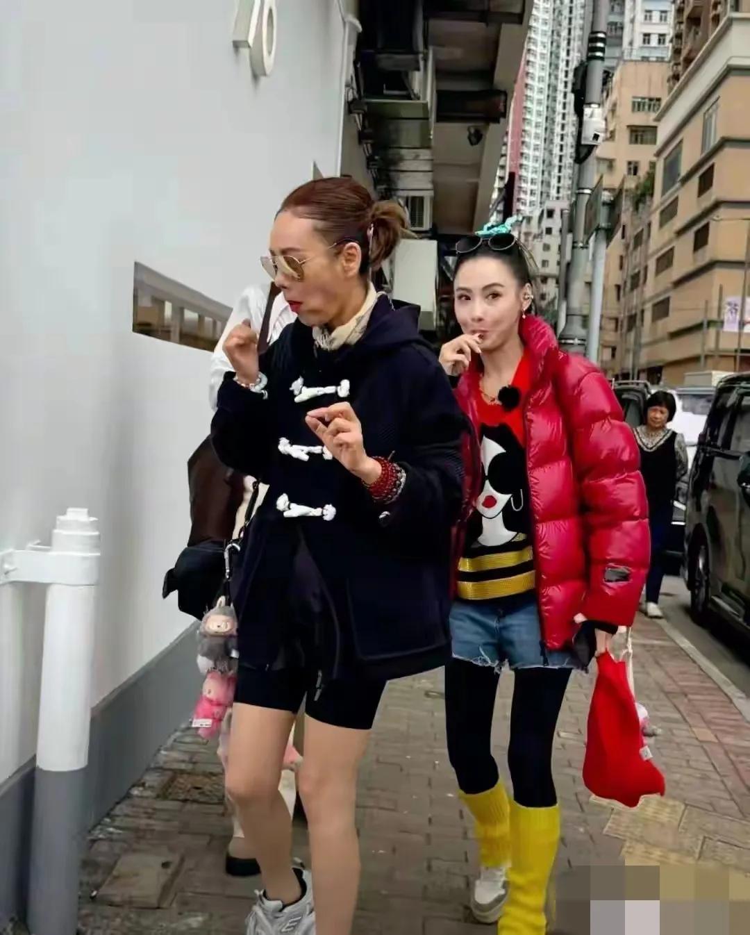 张柏芝和宁静现身香港街头这事儿太有意思了，看她们的穿搭，简直像在两个季节，宁静穿