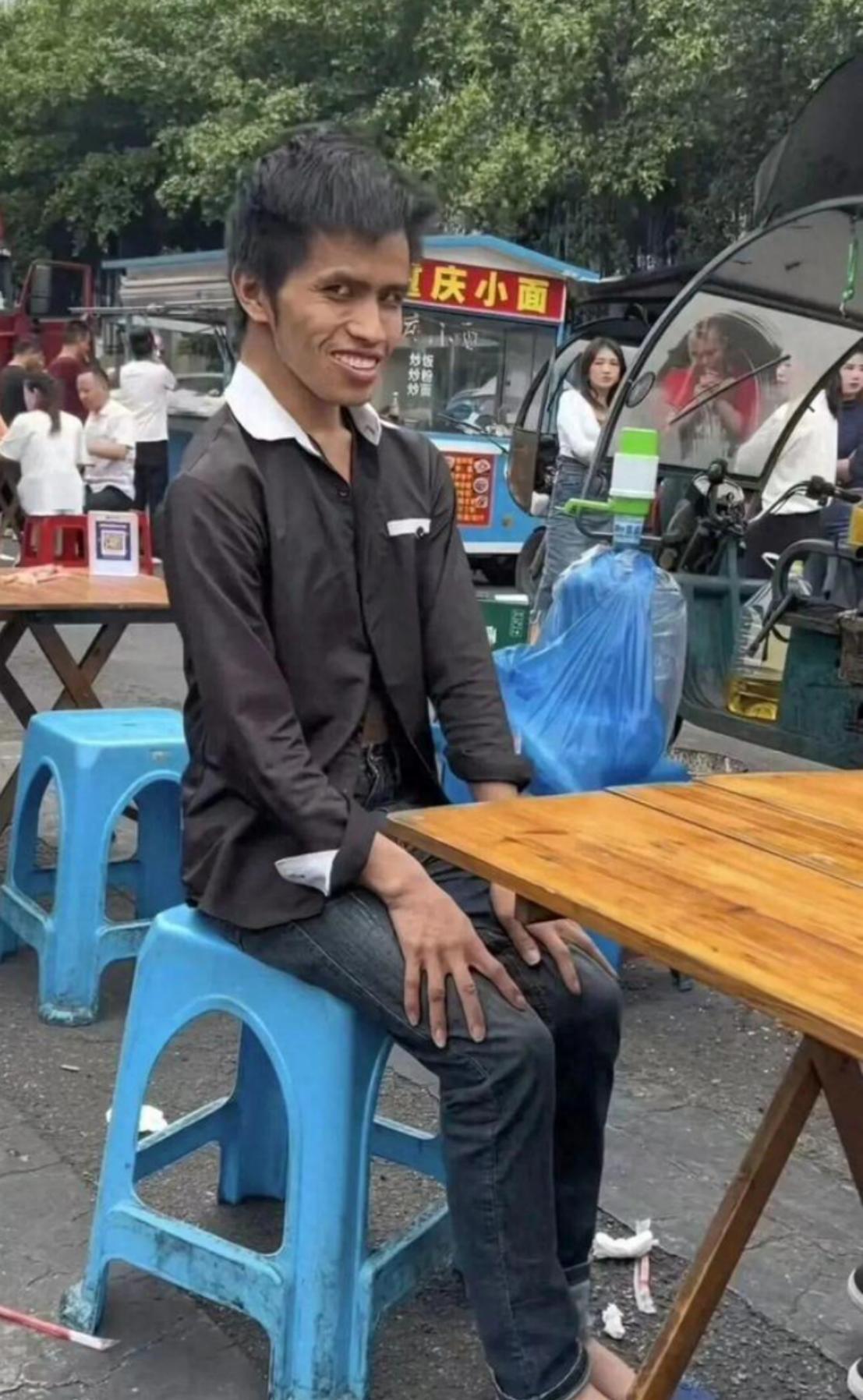 彭仕运出殡那天，直播间涌进十几万人，屏幕上密密麻麻都是一路走好，却几乎没人刷礼物