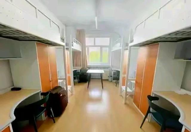 这样的学生宿舍漂亮吗？近日，山东的一位大妈送读大学的儿子去学校，她顺便给儿子帮忙