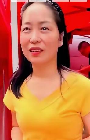 平顶山“张雪峰妻子”和张雪峰前妻真的很像，一个巧合两个巧合，太离奇了。这俩个张雪