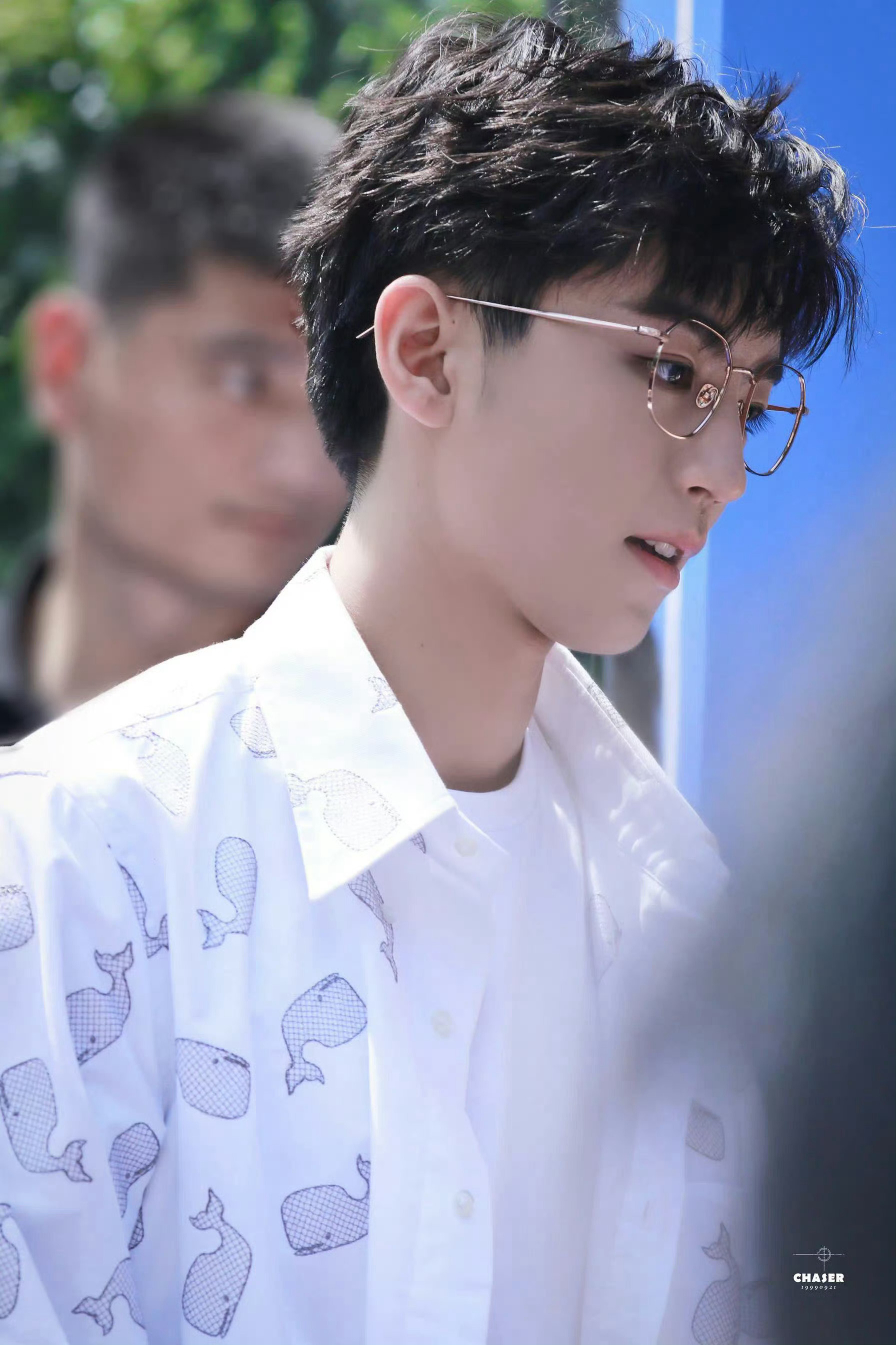 #王俊凯[超话]# 19岁那年今日暴龙活动的这套白衬衣+蓝色牛仔裤+金丝眼镜的妆
