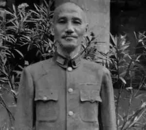 1949年农历二月十四，湘西晃县龙溪口赶集日，人声鼎沸。一声枪响，蒋介石曾经的警