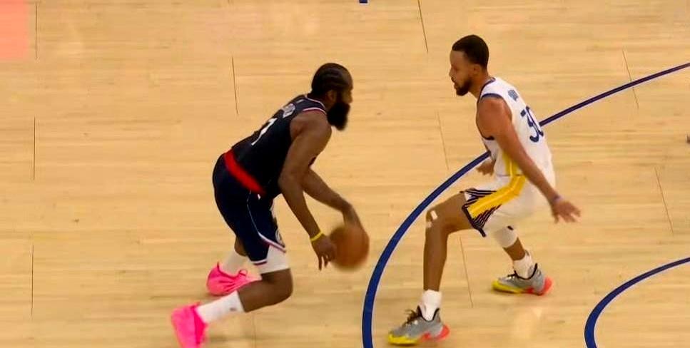 勇士25胜21负，第8。两连败，刚被独行侠锤。
 
森林狼27胜18负，排第7，