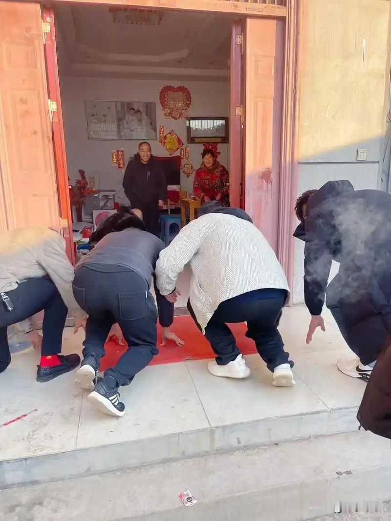 我不知道你们过年之间最怕的是什么？但我知道自己过年最怕什么，是怕磕头！
你没有听