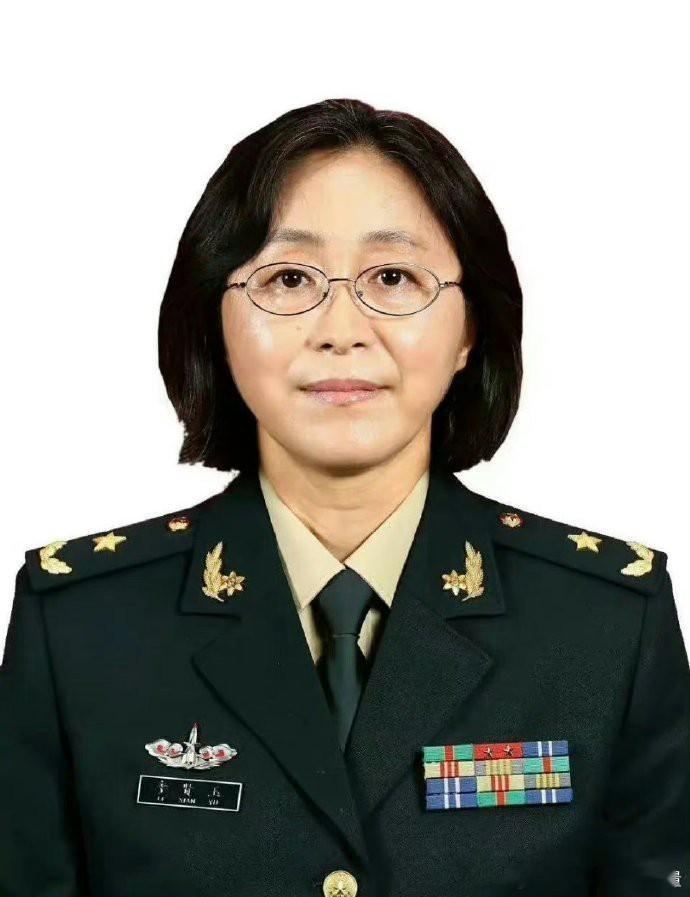 请别吝啬你们手中的赞，她才是我们应该追的星！她，1965年出生，黑龙江人，导弹专