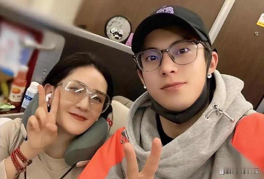 11月9日，谢娜在高铁上偶遇偶像王鹤棣，两人斗舞的约定引发热议。
11月9日，谢