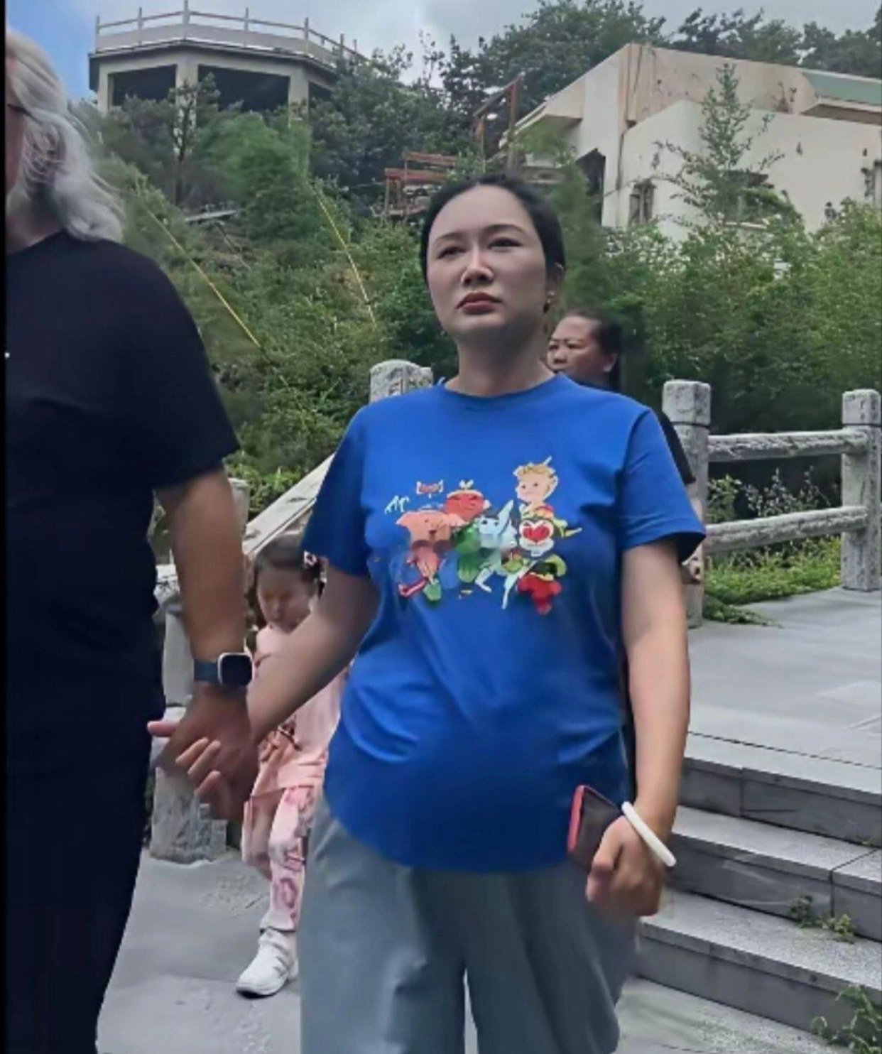 张继中的老婆现状，这是又怀了吗 