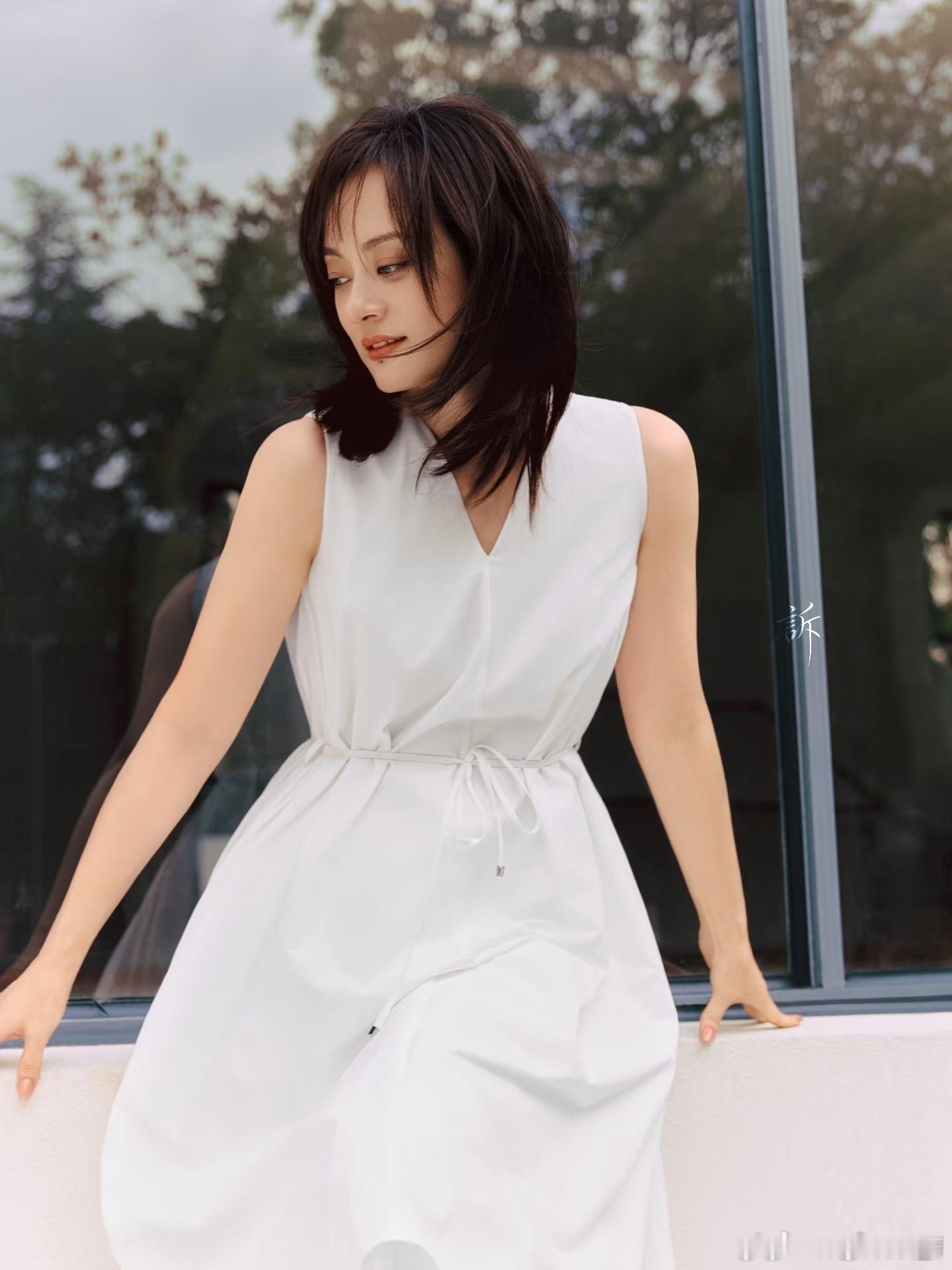 孙俪开始练行草孙俪写的心经孙俪给童老师看之前写的心经虚心听取老师的专业指点，一点