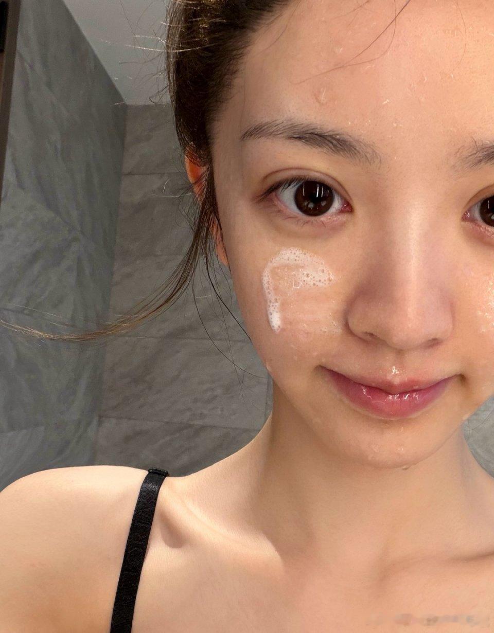 洗漱随拍，简简单单这真的是素颜吗？感觉和化了妆没区别啊就邻家小妹的相貌，好秀气哇